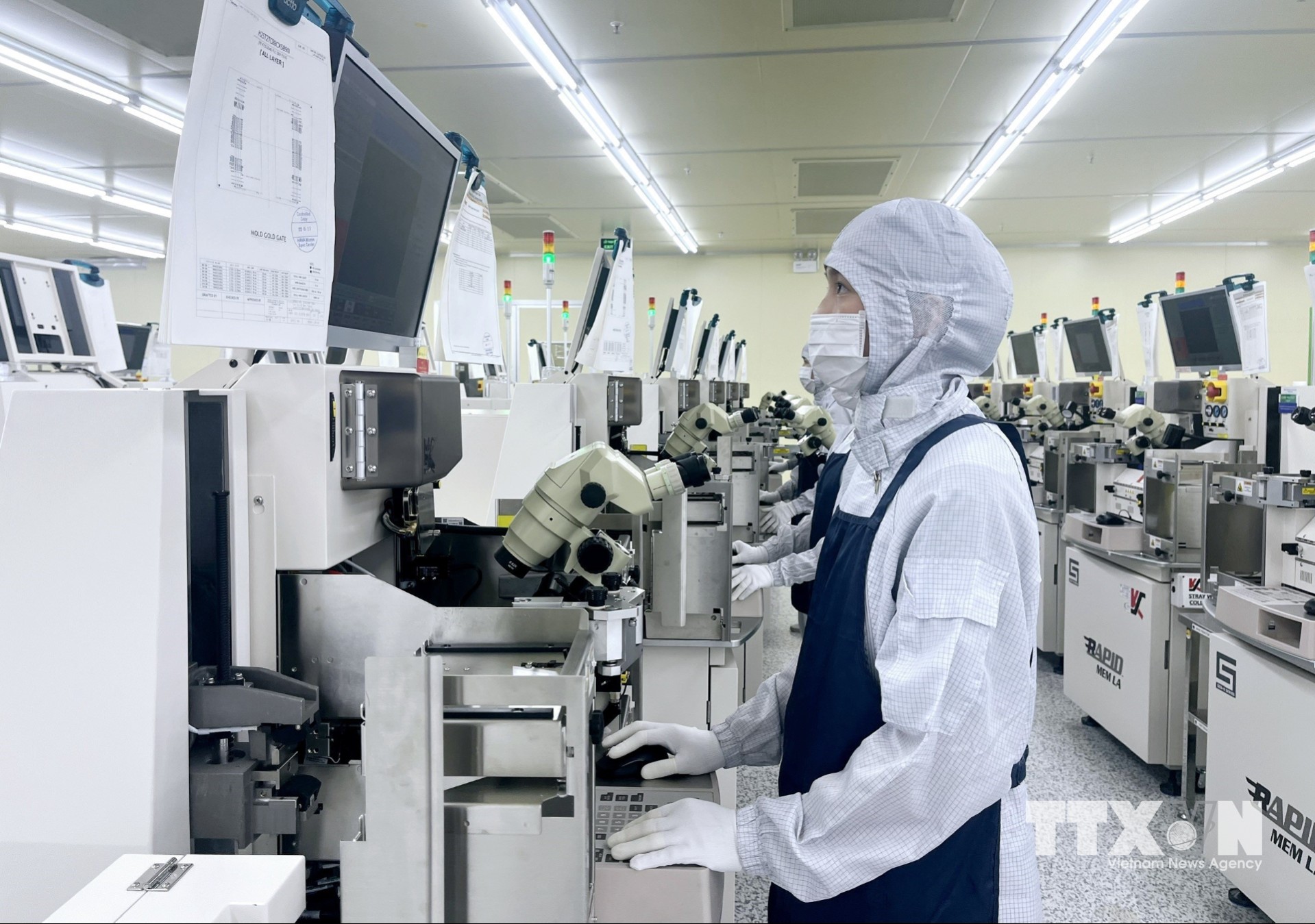 Công nhân làm việc tại Công ty Hana Micron Vina, Khu công nghiệp Vân Trung, Bắc Ninh. (Ảnh: Đồng Thúy/TTXVN)